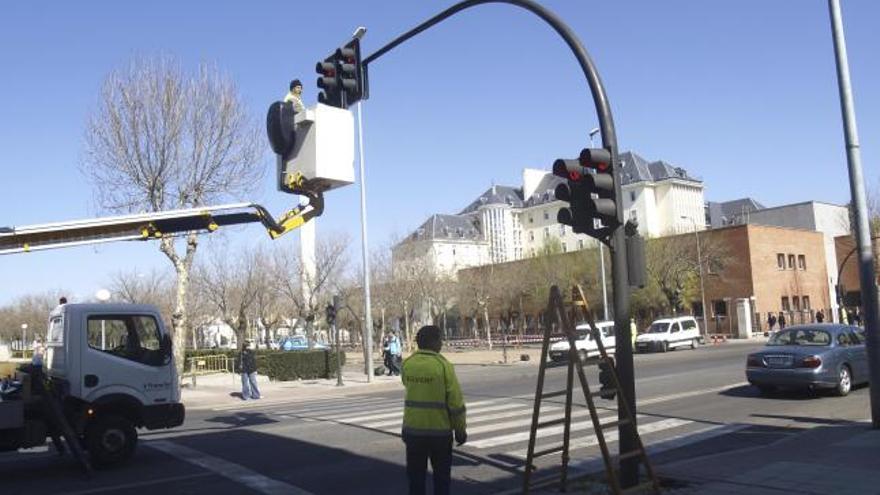 La confluencia entre Carlos Pinilla y la avenida de Requejo es el punto de mayor dificultad en la circulación, donde ayer reprogramaban también los semáforos.