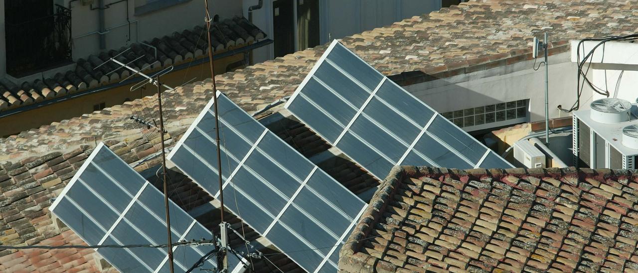 Placas fotovoltaicas, antenas y equipos de climatización, en un tejado.