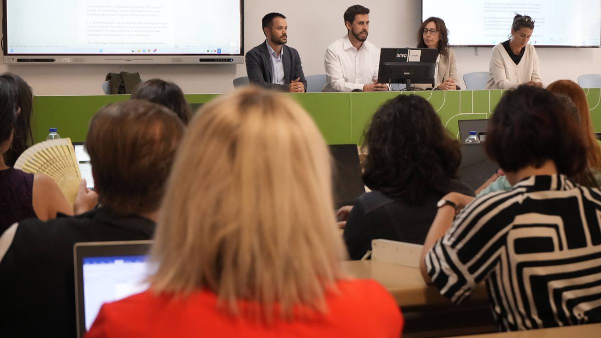 El grupo de trabajo durante una sesión en el Colegio Universitario de Zamora.