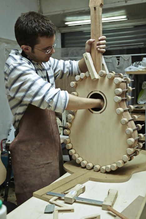 Físico que se ha convertido en luthier y confeccio