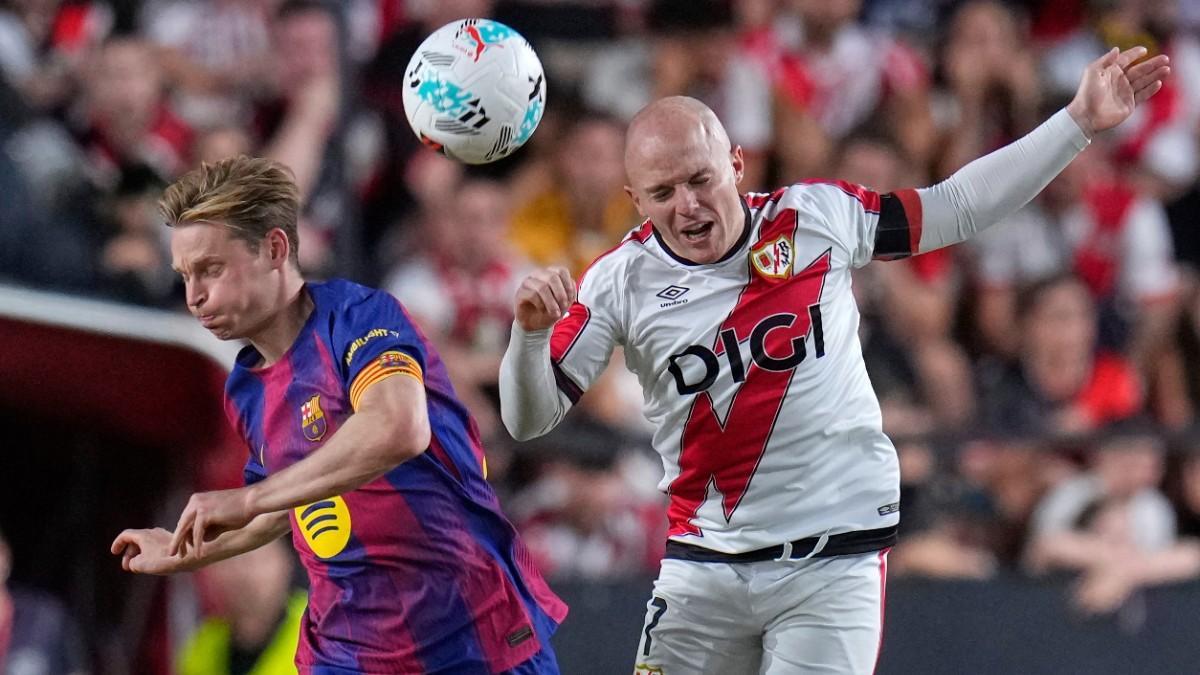 De Jong e Isi disputan un balón