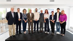 De izquierda a derecha: Agustín Santos, presidente de la Comisión de Sanidad del Congreso; Andoni Lorenzo, Presidente del Foro Español de Pacientes; Elvira Velasco, portavoz del Grupo Popular en el Congreso de los Diputados; Boi Ruiz, exconsejero de Salud de la Generalitat de Catalunya; Javier Padilla, secretario de Estado de Sanidad; Nicolas Dumoulin, director general de Boehringer Ingelheim España; Sara García, bióloga molecular y astronauta en reserva de la Agencia Espacial Europea; María Sainz, portavoz adjunta del Grupo Socialista en el Congreso de los Diputados; Pablo Linde, periodista de El País especializado en salud y Alda Recas, portavoz de Sumar en el Congreso de los Diputados.