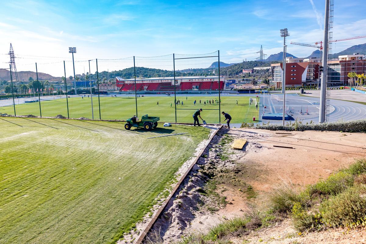 Uno de los nuevos campos de fútbol de La Nucía con el estado al fondo.