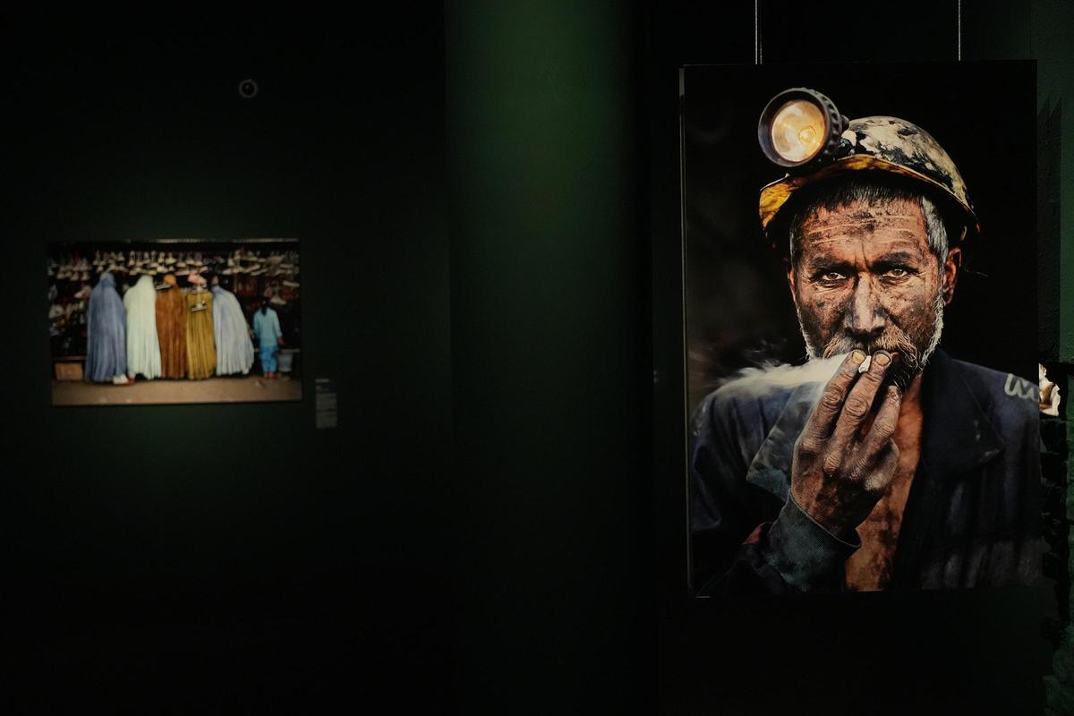 Exposición del fotógrafo Steve McCurry en el Palau Martorell de Barcelona