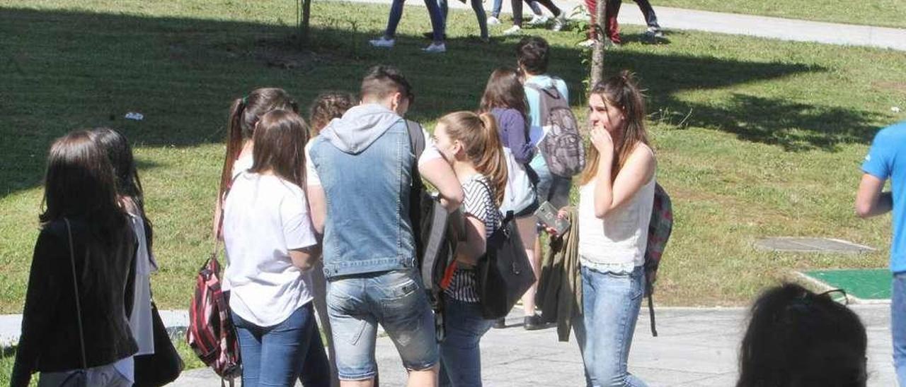 Jóvenes en los exteriores del Campus de Ourense. // Iñaki Osorio