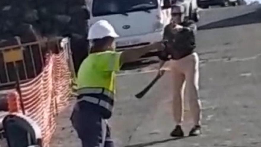 Peleas en Canarias: una mujer insulta y amenaza con un machete a unos obreros