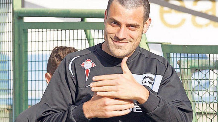 Andrés Túñez salta al césped de Balaídos durante un entrenamiento de la pasada semana. // Marta G. Brea