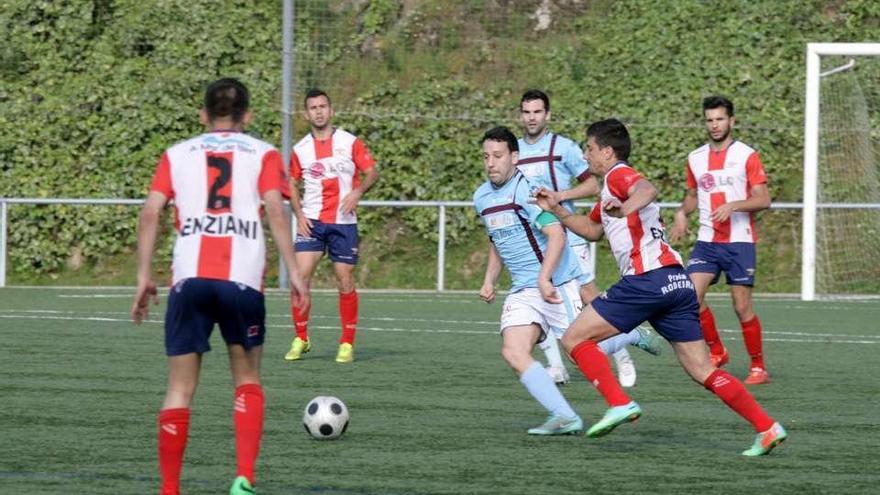 Colón disputa un balón en un encuentro de la pasada campaña. // Bernabé/Victor Espino