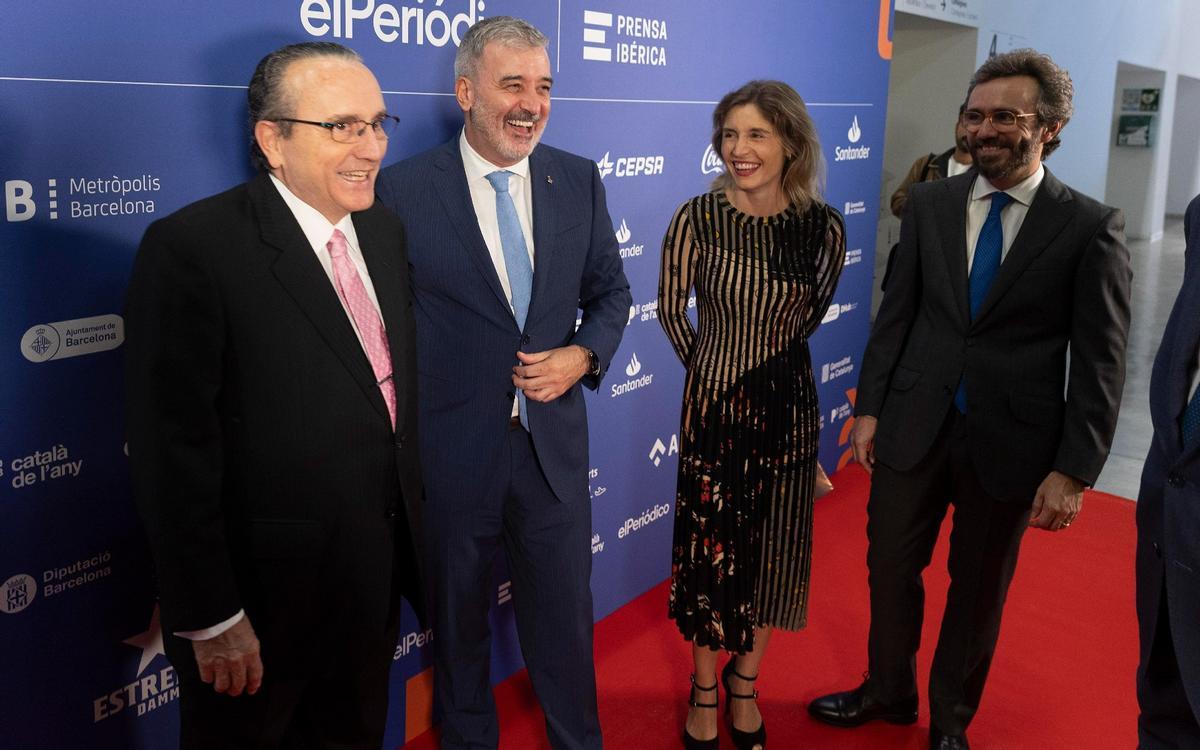 El presidente de Prensa Ibérica, Javier Moll, bromea con el alcalde Jaume Collboni, la directora editorial, Ainhoa Moll y el CEO, Aitor Moll