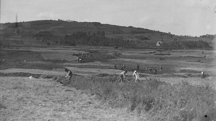 La autoridad militar obligó a los jóvenes de Vigo, Lavadores y Mos a explanar los terrenos del aeropuerto de Peinador en el año 1936. / Archivo Pacheco