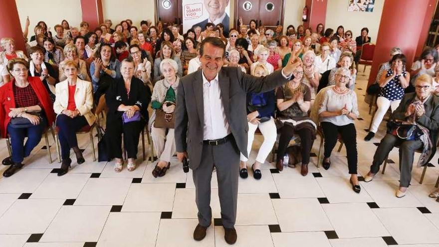 Abel Caballero, ayer, durante un acto celebrado por la tarde con mujeres en el Hotel Bahía. // R. Grobas