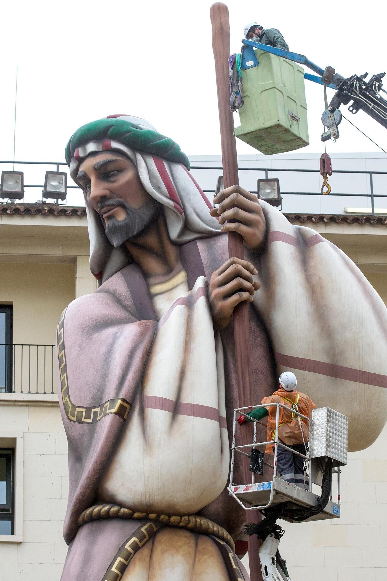 Arranca el desmontaje del Belén Gigante pese a la lluvia en Alicante