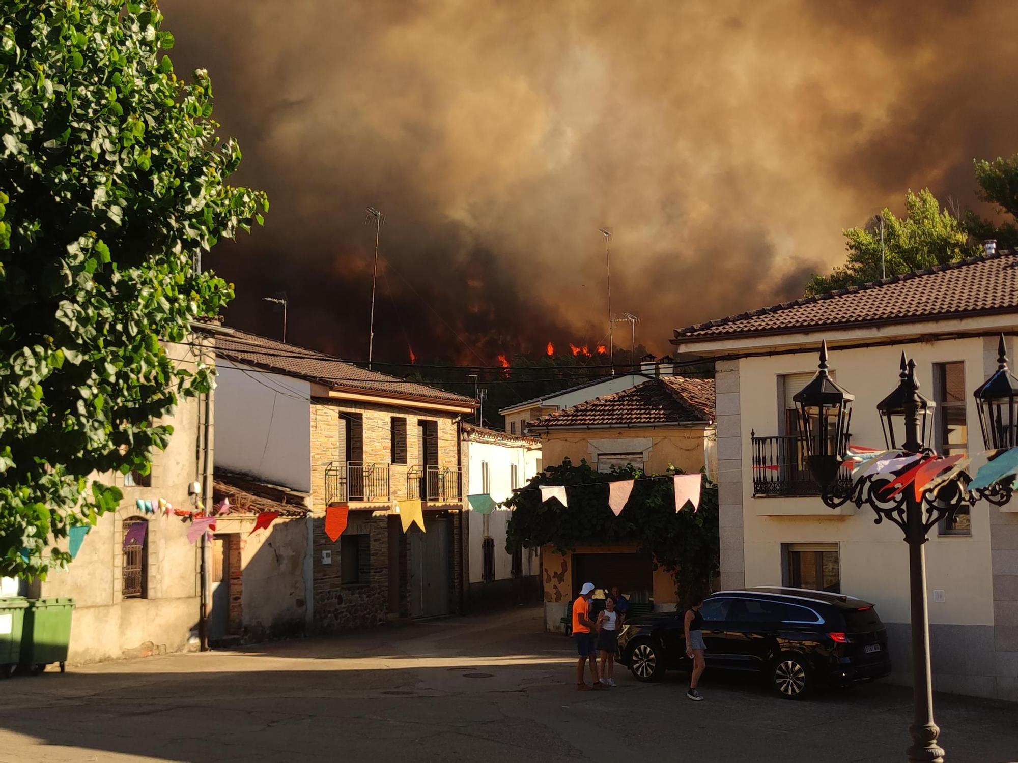 Las espectaculares imágenes del avance del fuego de Trabazos