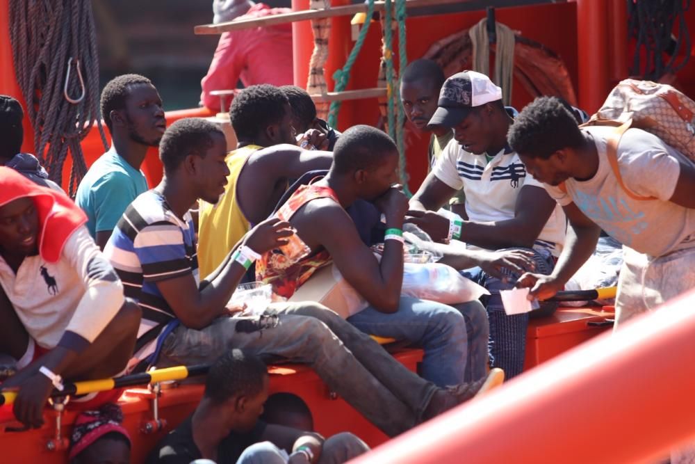 Inmigrantes esperando ser desembarcados en el Puerto de Málaga.