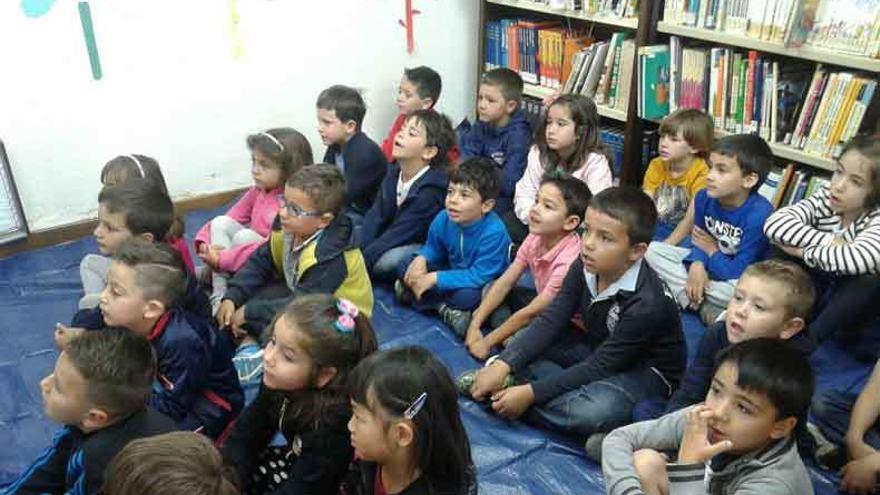 Un grupo de escolares del centro de Villaralbo durante la jornada de animación a la lectura.