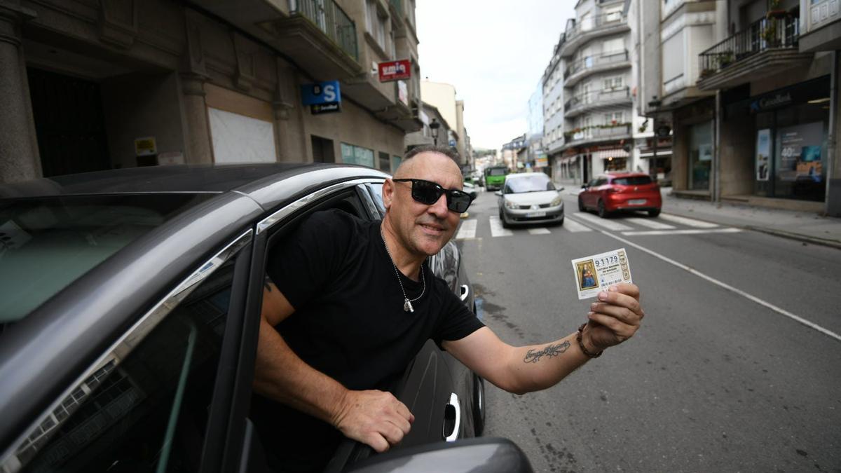 Óscar de la Villa, de Villafranca del Bierzo, compró ayer el décimo a última hora en Caldas.