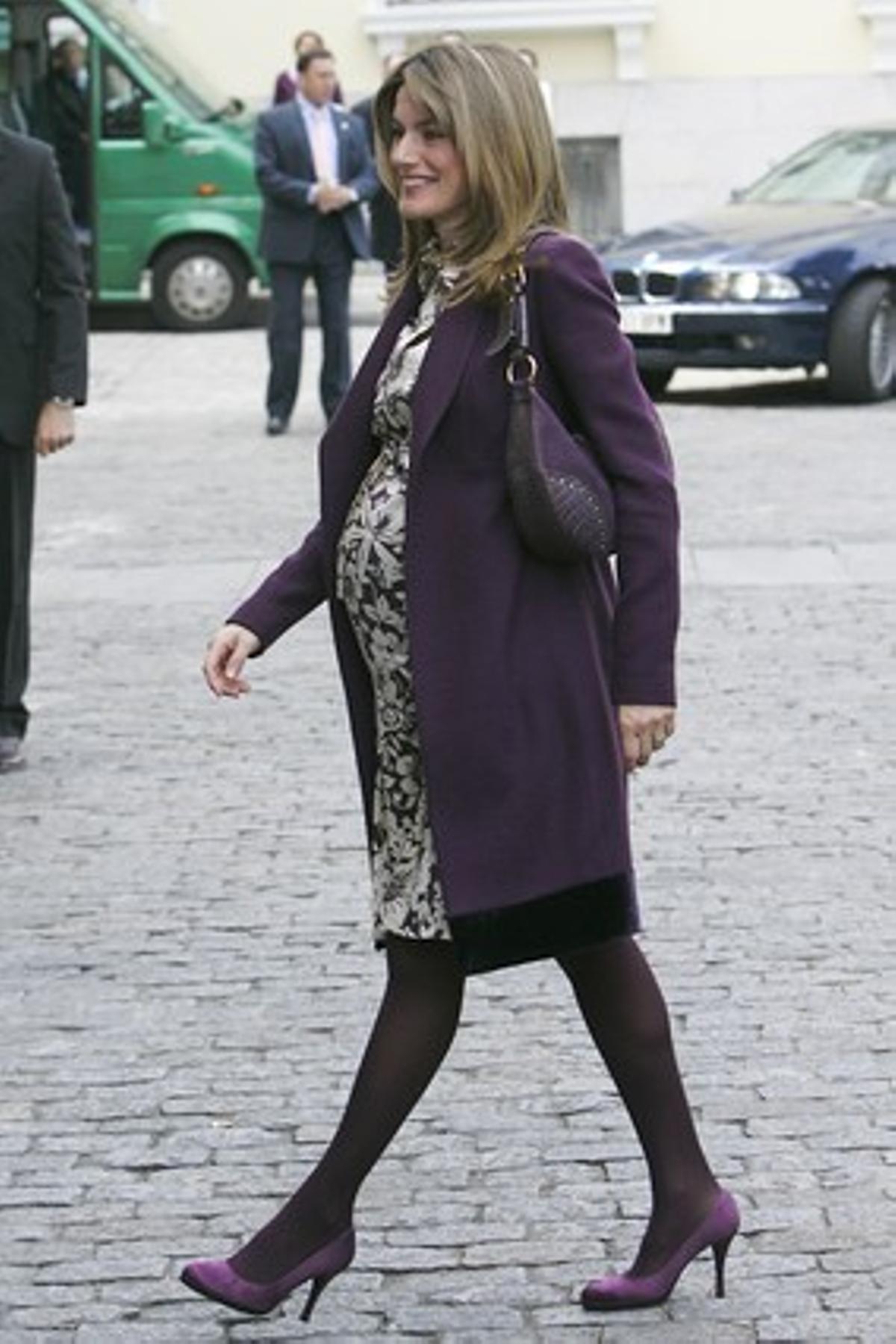 Letizia Ortiz, embarassada de la infanta Sofia el 2007, amb un ’look’ més clàssic que els que acostuma a portar aquests últims anys.