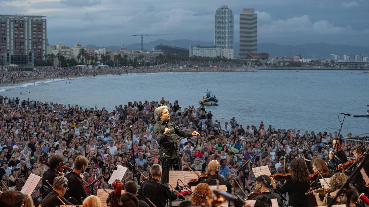 Dudamel dirige en la playa a la Sinfónica del Liceu