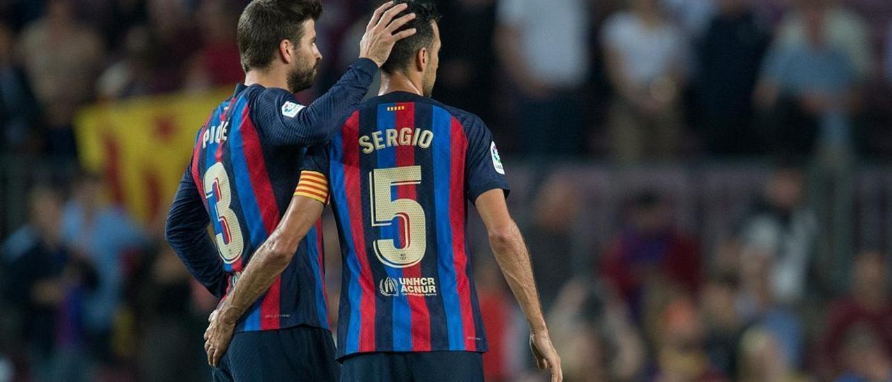 Busquets y Piqué, en el Camp Nou tras el triunfo sobre el Villarreal (3-0).