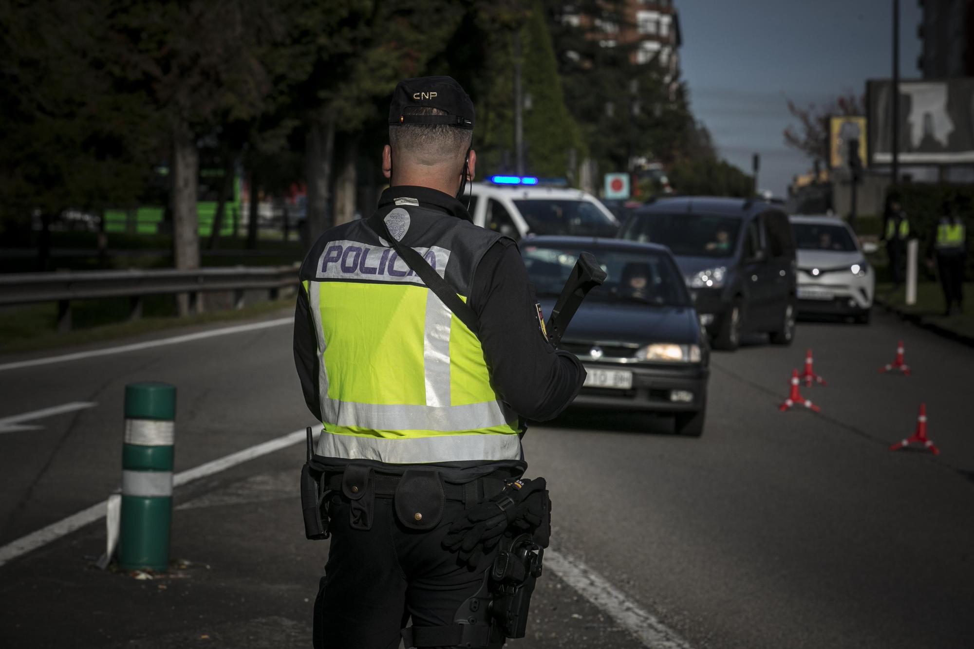 Control de la Policía Nacional en la entrada de Oviedo