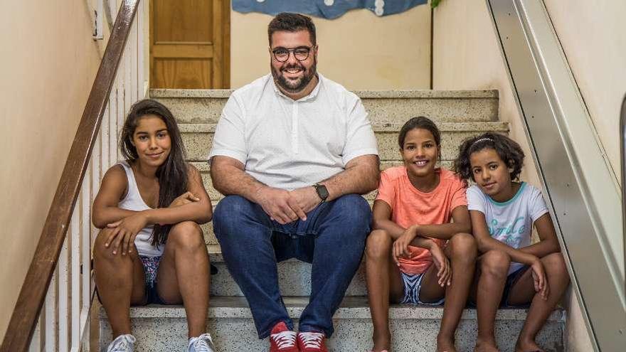 Niñas saharauis, con el concejal de Mocidade de Verín, Diego Lourenzo. // FdV