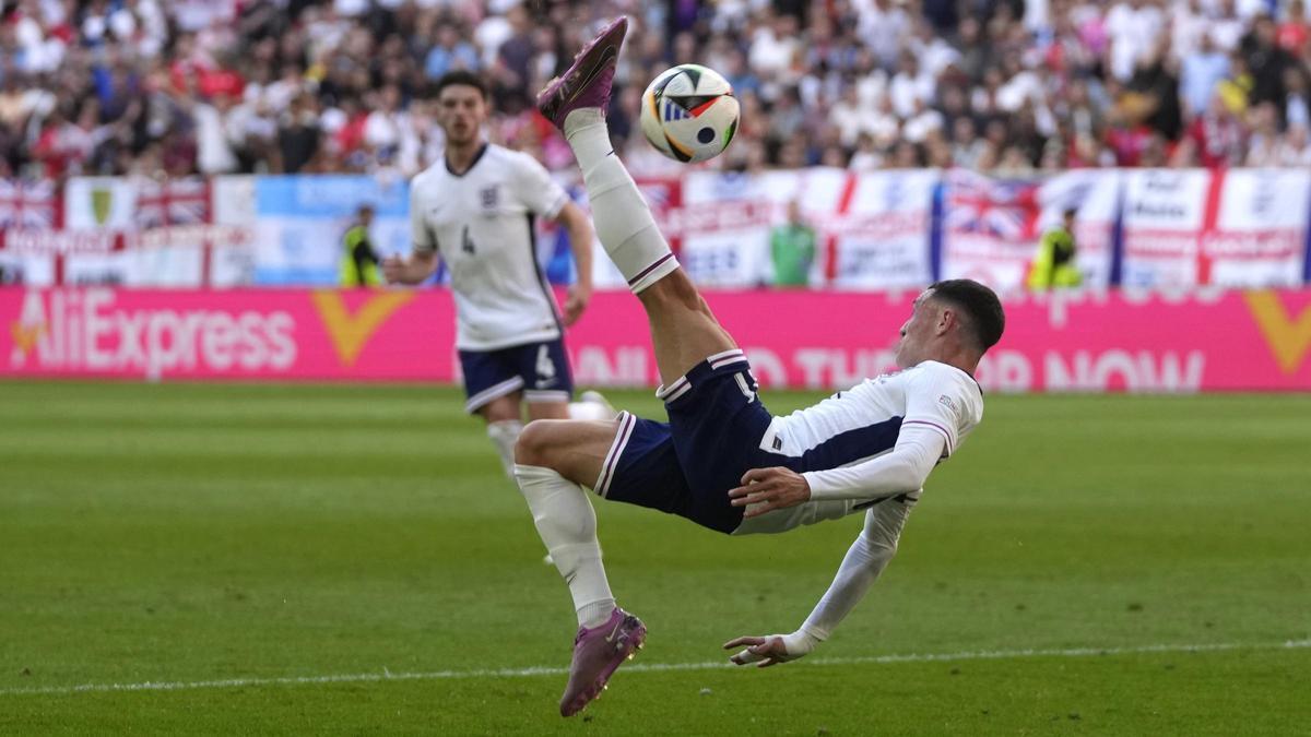 Foden intenta un remate de chilena en el partido frente a Suiza.