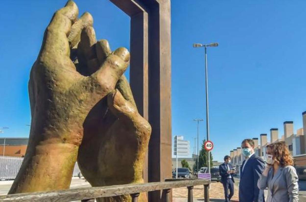 Isabel Díaz Ayuso en la inauguración de la obra 'Los aplausos' de José Luis Fernández, en recuerdo de la reacción ciudadana durante la pandemia del Covid