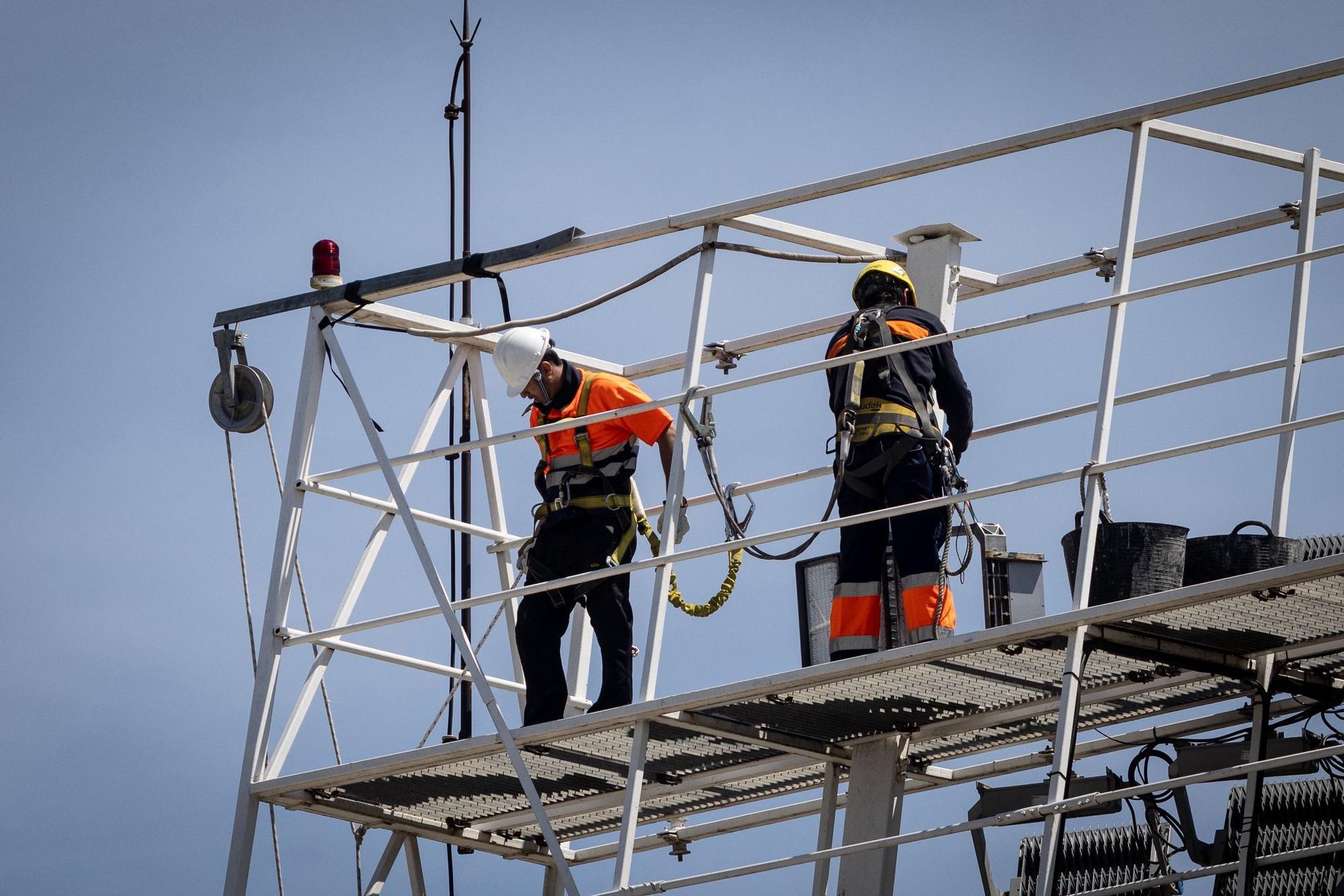 En imágenes | Desmontaje de los focos de La Romareda y estado del campo tras el último partido antes de la demolición