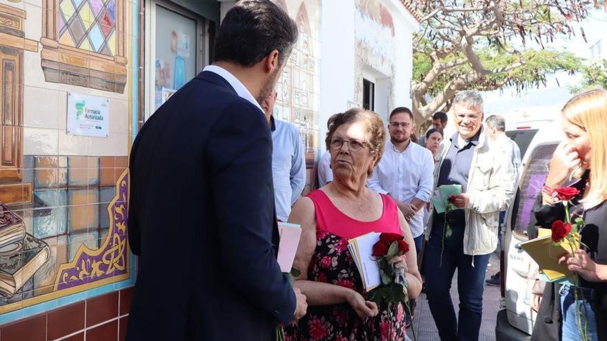 Luis Yeray Gutiérrez, ayer durante su visita al barrio de Taco. | | E.D.