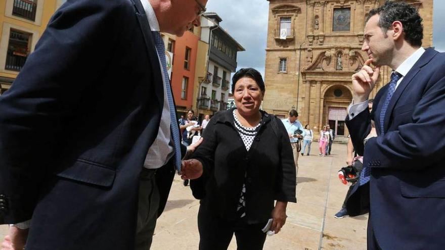 Carmen Navia habla con Guillermo Martínez (derecha) y el presidente de la Junta General, Pedro Sanjurjo.