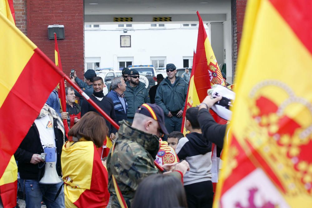 400 persones es manifesten a Girona en favor de la unitat d''Espanya i en contra del Govern destituït