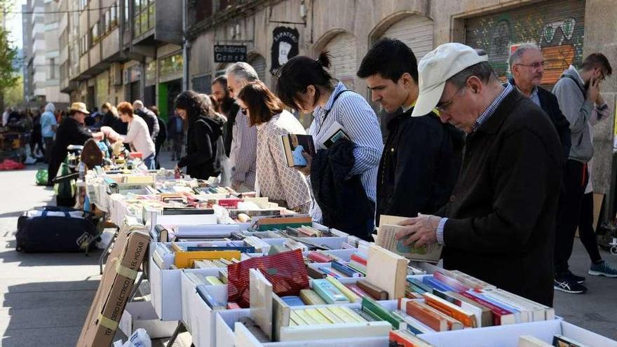 Numeroso público acude cada domingo por la mañana al mercadillo en la calle Sierra. // Gustavo Santos