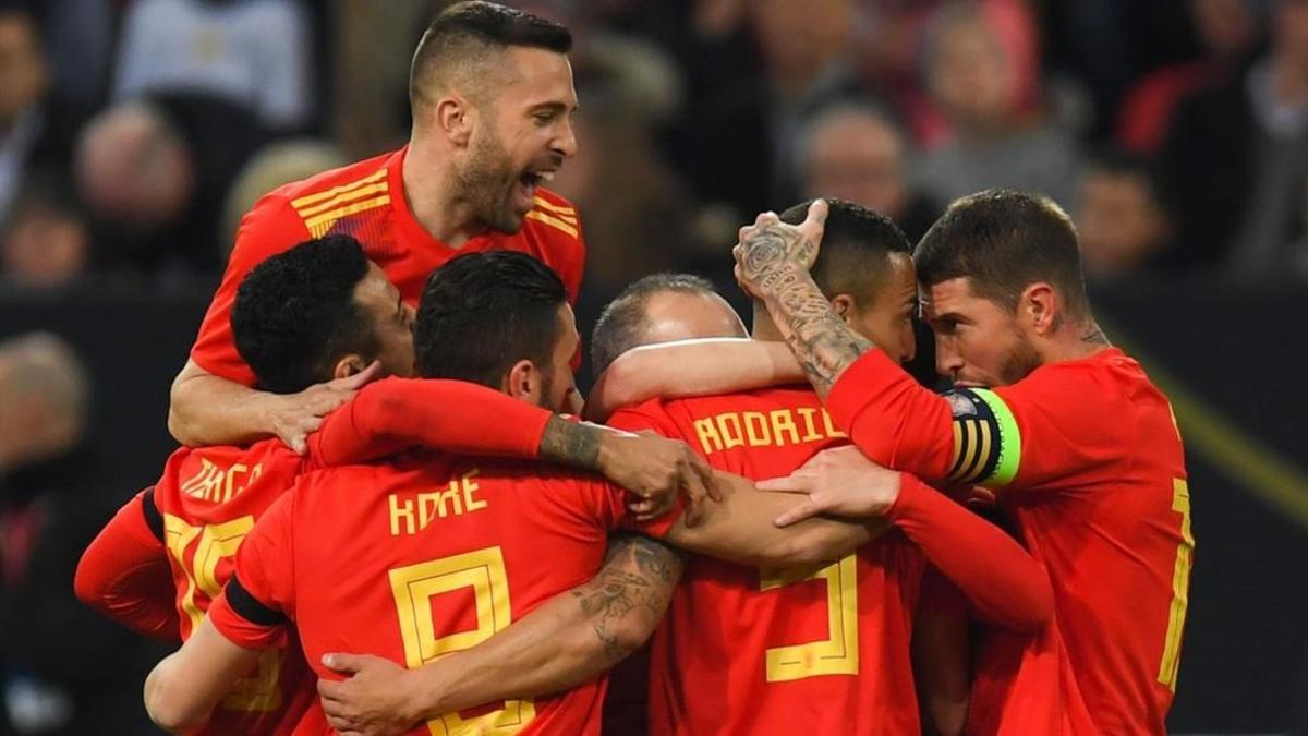 Los jugadores españoles abrazan a Rodrigo tras marcar el gol.