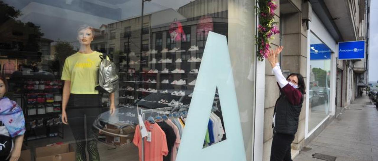 Una de las calles de Cambados decoradas con motivos florales para la campaña.  | // IÑAKI ABELLA