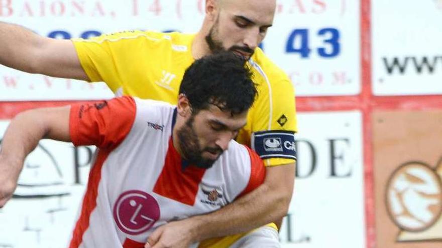 Andrés protege el balón ante un rival en un partido anterior. // S.Á.