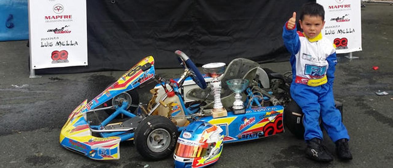 Christian Costoya posa junto a su kart y sus trofeos