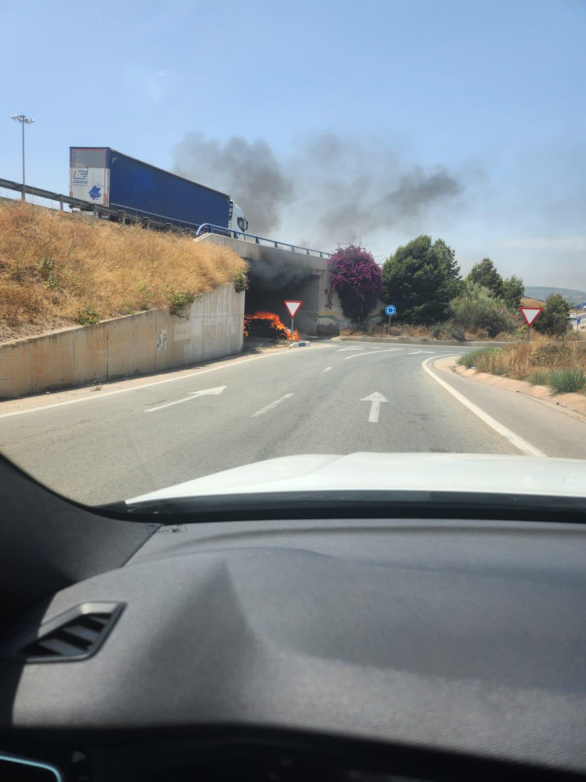 Momentos del incendio en el coche.