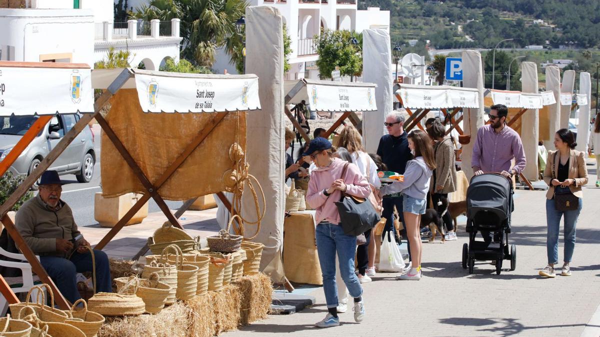 Ambiente familiar en el mercado de Sant Josep, que llena la localidad de artesanías y productos locales. | FOTOS: J.A. RIERA