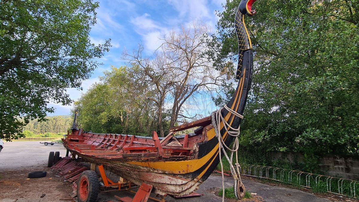 Aspecto que presentaba el drakkar &quot;Torres de Oeste&quot; en abril de 2021, antes de su restauración.