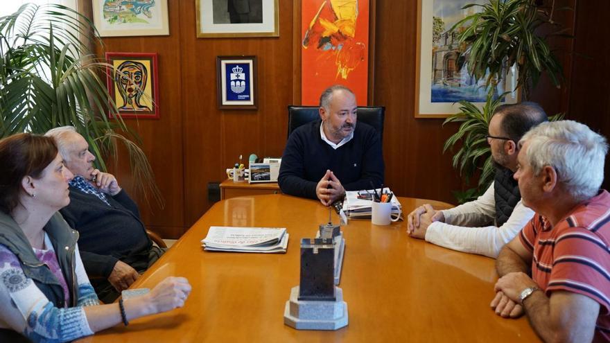 El alcalde, José Ramón Rioboo, durante una reunión con los vecinos afectados. | LOC
