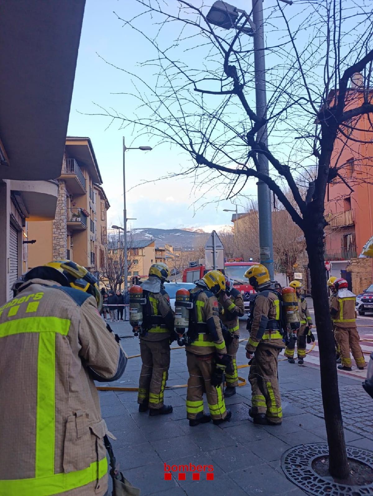 Bombers davant l'edifici on s'ha declarat l'incendi