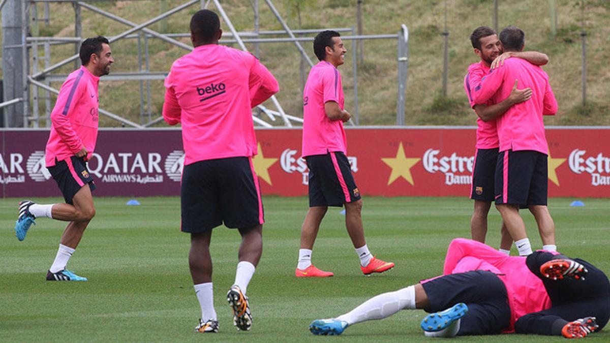 Los jugadores del Barça bromean durante el entrenamiento
