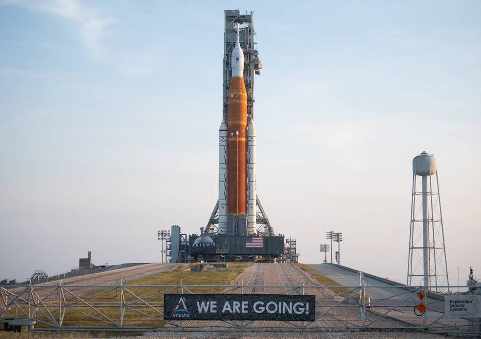 El cohete lunar de Artemis I en plataforma de lanzamiento en Florida (EE UU)