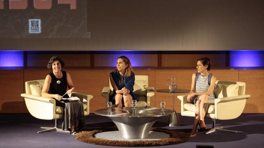 (De izq. a der.) Mónica Salomone, Nuria Oliver y Lorena Jaume-Palasí, durante el Foro Enciende el Cosmos.