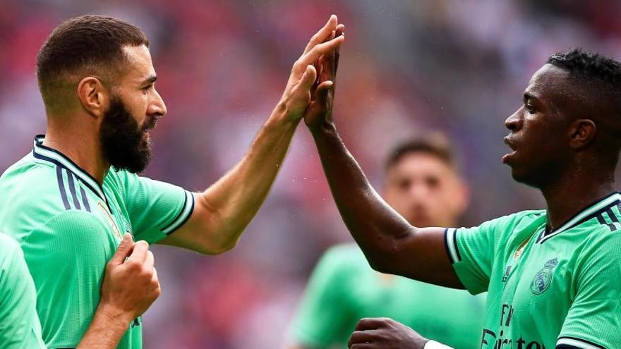 Benzema y Vinicius celebran un gol.