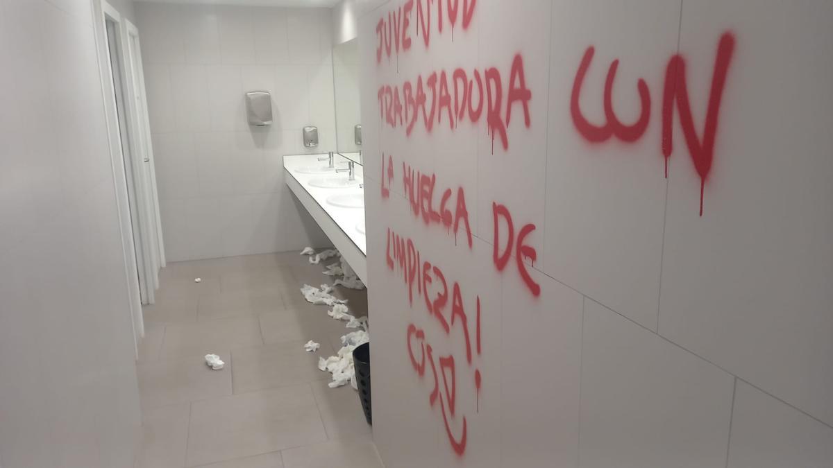 Pintadas en los baños del campus de San Francisco de la Universidad de Zaragoza.