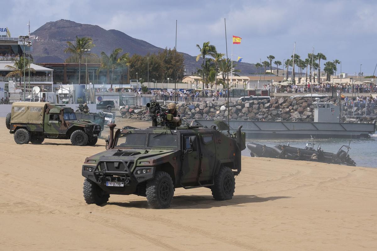 Exhibición por el Día de las Fuerzas Armadas, en la playa de Alcaravaneras Exhibición por el Día de las Fuerzas Armadas, en la playa de Alcaravaneras