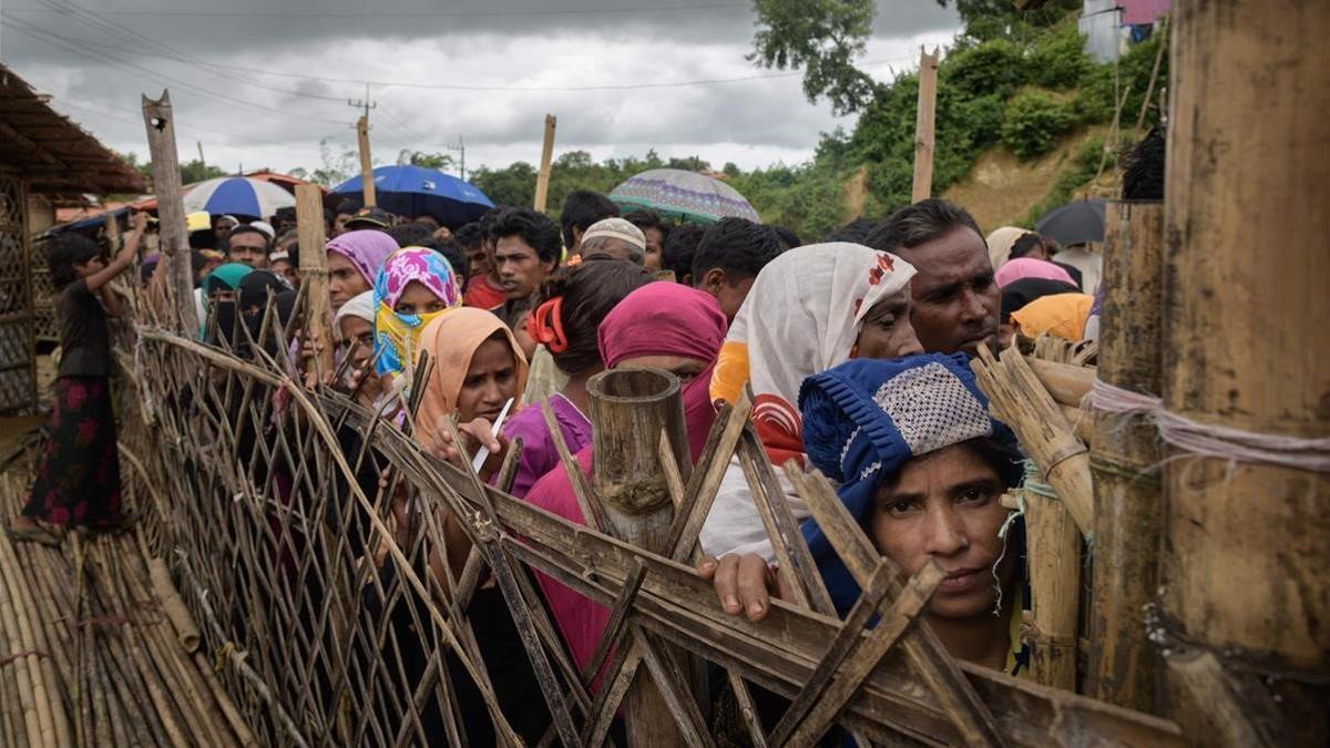 Refugiados rohingya esperando la ayuda médica en el campo de refugiados de Balukali, en Bangladés