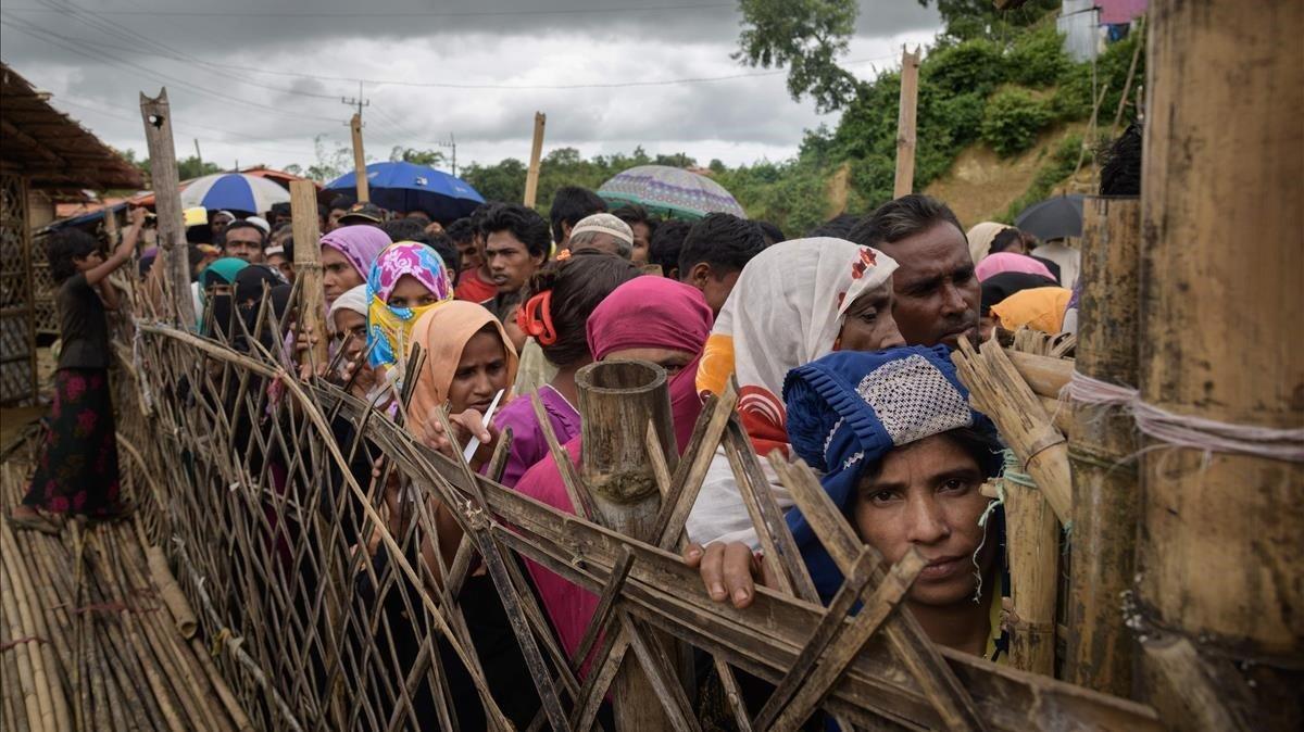 zentauroepp44653870 topshot   rohingya refugees queue at an aid relief distribut181108155302