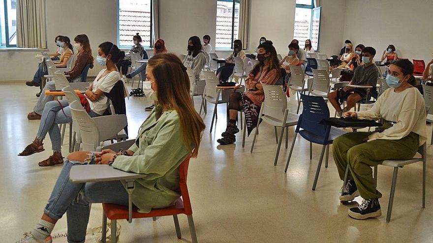 Alumnos en el acto de bienvenida de Bellas Artes, en Pontevedra.